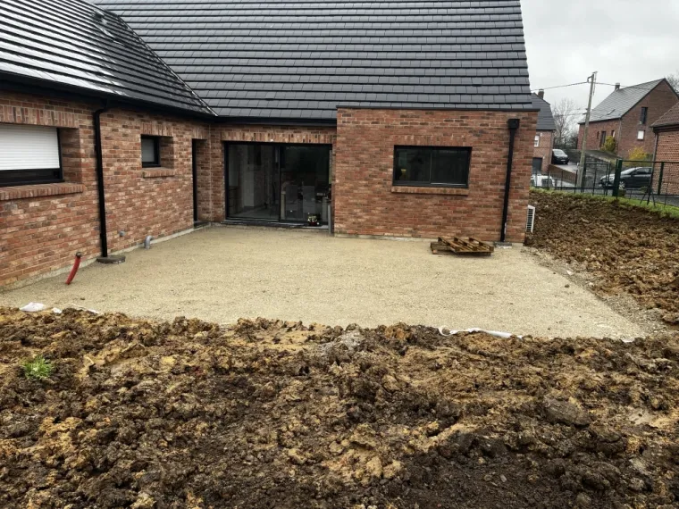 nivellement de terrain et création d'un terrasse sur le commune de Ghissignies, Landrecies, Jacquinet Aménagements Extérieurs