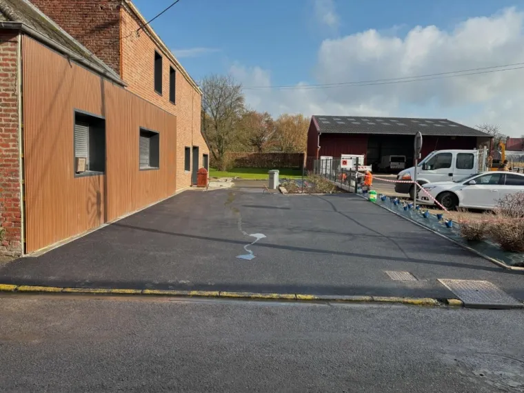 réalisation d'une cour en enrobé sur la commune de villers pol, Landrecies, Jacquinet Aménagements Extérieurs